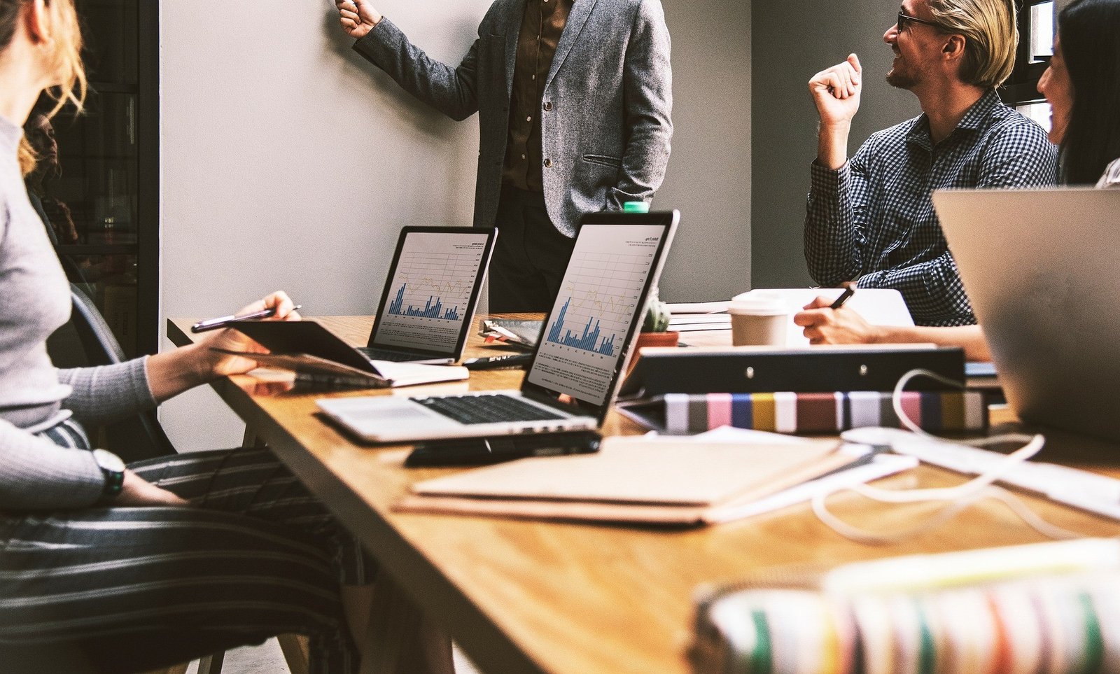 Equipo de profesionales trabajando